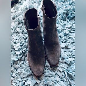 Gorgeous gray suede boots!